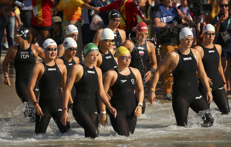 Le atlete si preparano alla 10 chilometri di nuoto a Copacabana. Reuters